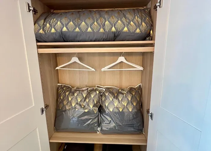 Climatise, Cosy Et Calme Au Centre アパート アンティーブ